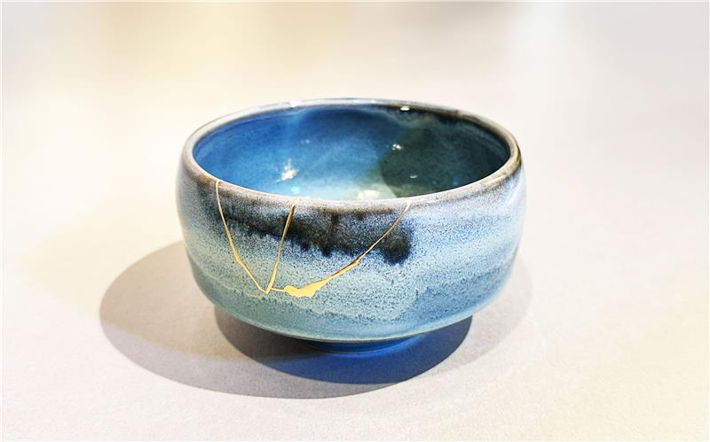 KINTSUGI　金継ぎ修復済　伝統金継ぎ　大皿　装飾的な青色皿 金継ぎアートワークショップ | ザ・ペニンシュラアカデミー