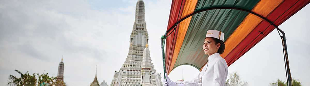 Pen Page in front of Wat Arun