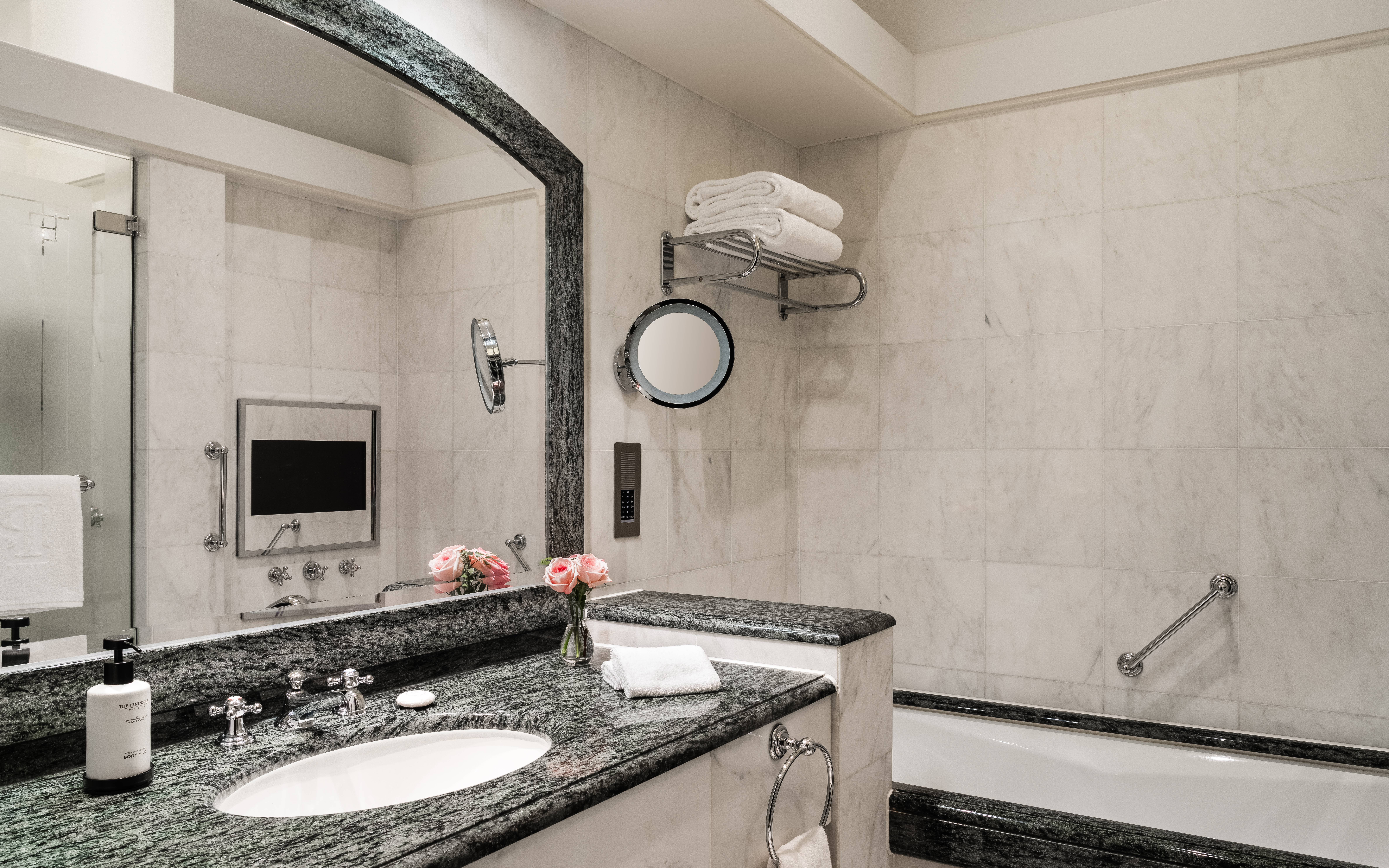 Deluxe Room | The Peninsula Hong Kong